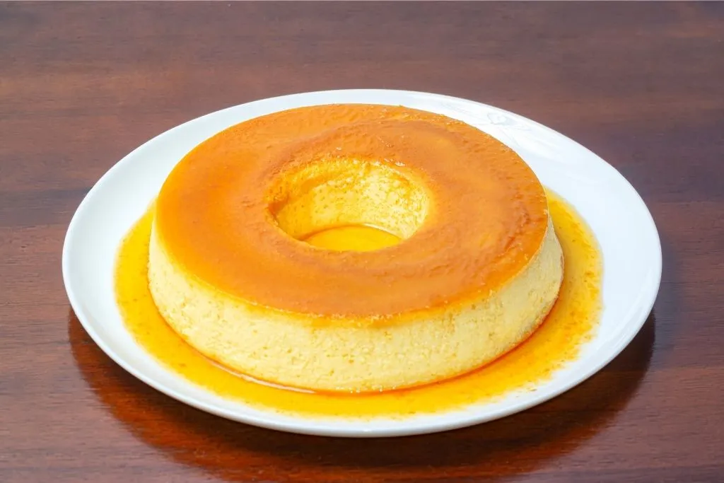 Pudim de coco ralado e morango sem forno