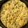 Focaccia de limão e alecrim