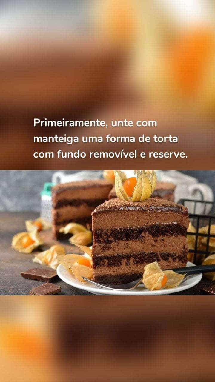 Primeiramente, unte com manteiga uma forma de torta com fundo removível e reserve.