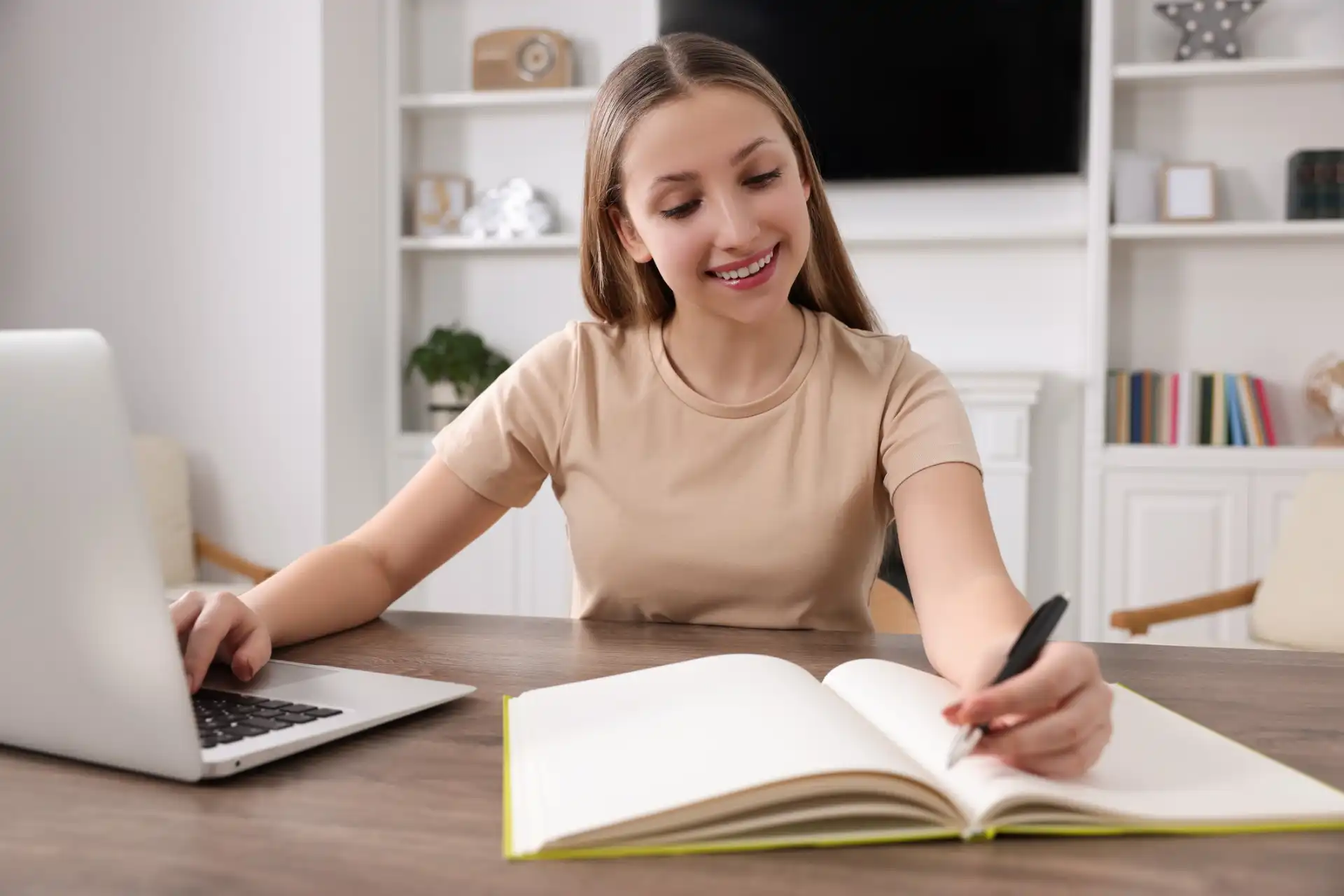 Mulher estudando caderno livro laptop jpg.webp.webp