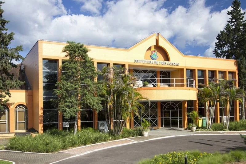 Concurso Três Coroas RS 2026: Processos Seletivos Simplificados para Motorista e Operador de Máquinas com Salários de Até R$ 2.416,93 e Inscrições Presenciais