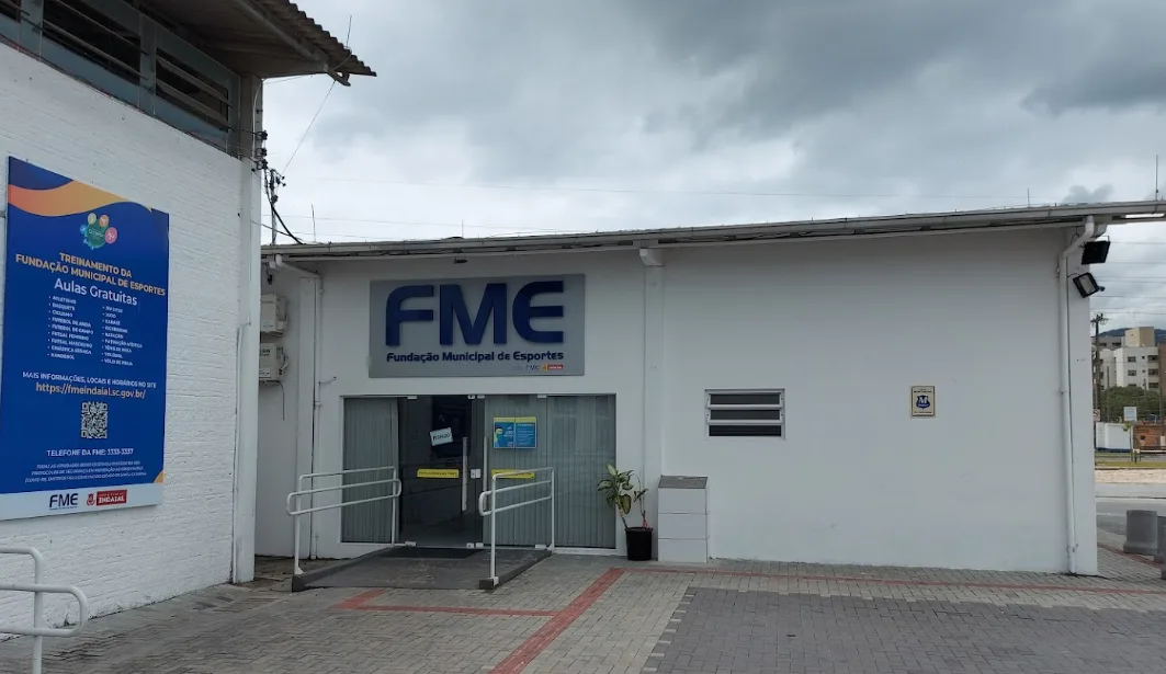 Concurso Fundação Municipal de Esportes de Indaial (SC): Vaga para Professor de Atividades Aquáticas, Salário de R$ 2,4 mil e Inscrições Abertas